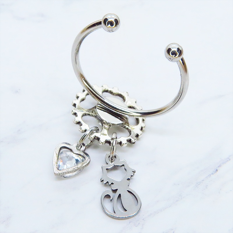 シルバーカラー 歯車に猫とハートのチャームを吊り下げた大人可愛いリング フリーサイズ スワロフスキー