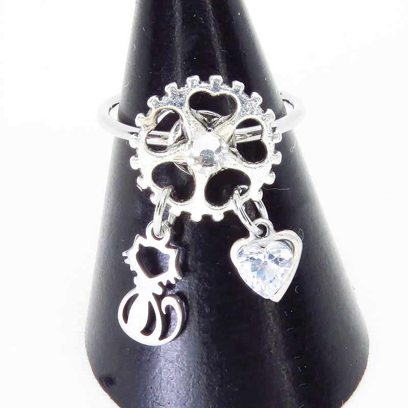 シルバーカラー 歯車に猫とハートのチャームを吊り下げた大人可愛いリング フリーサイズ スワロフスキー