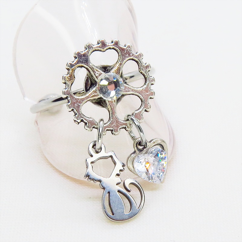 シルバーカラー 歯車に猫とハートのチャームを吊り下げた大人可愛いリング フリーサイズ スワロフスキー