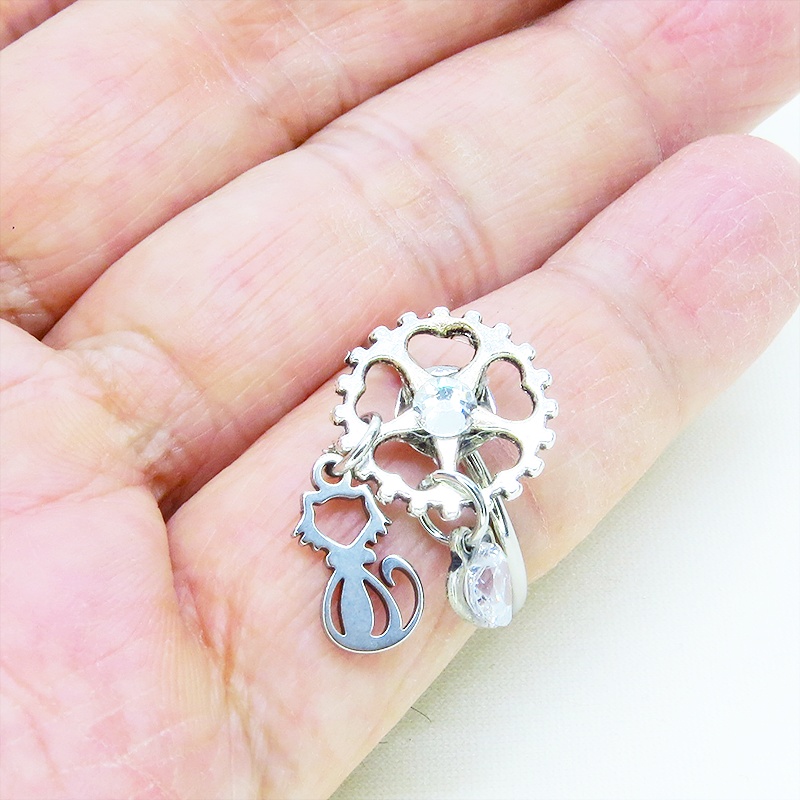 シルバーカラー 歯車に猫とハートのチャームを吊り下げた大人可愛いリング フリーサイズ スワロフスキー