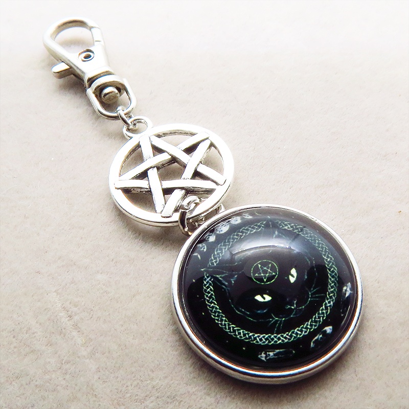 ゴシック調 ペンタグラムを額にもつ魔法黒猫のキーホルダー 金具変更可