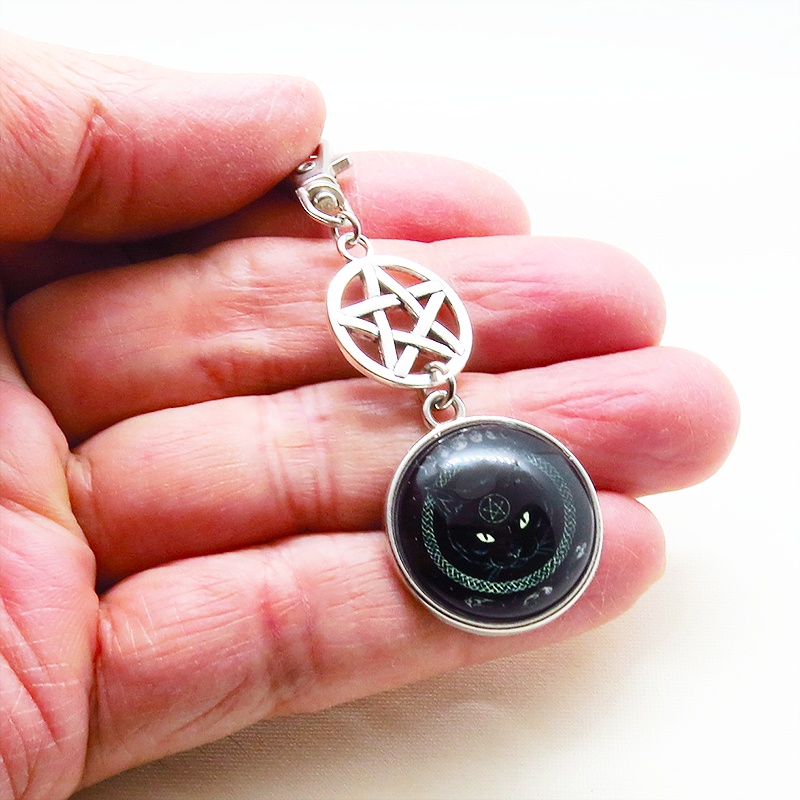 ゴシック調 ペンタグラムを額にもつ魔法黒猫のキーホルダー 金具変更可