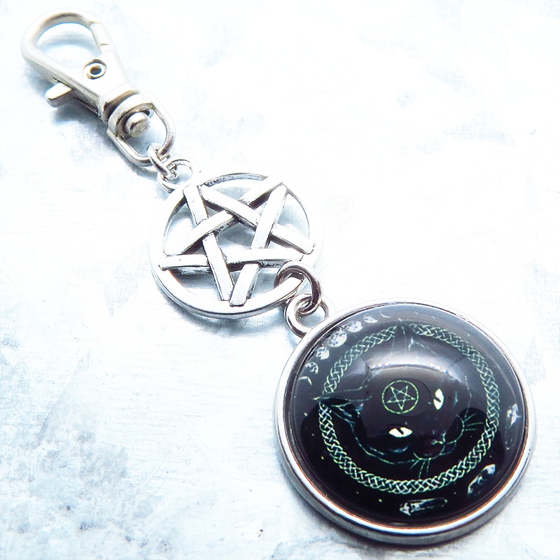 ゴシック調 ペンタグラムを額にもつ魔法黒猫のキーホルダー 金具変更可