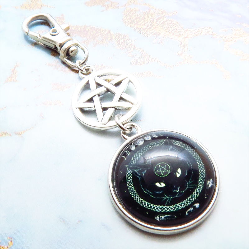 ゴシック調 ペンタグラムを額にもつ魔法黒猫のキーホルダー 金具変更可