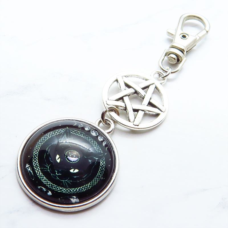 ゴシック調 ペンタグラムを額にもつ魔法黒猫のキーホルダー 金具変更可