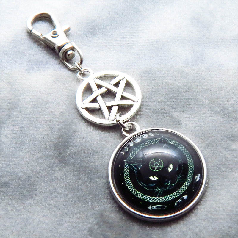 ゴシック調 ペンタグラムを額にもつ魔法黒猫のキーホルダー 金具変更可