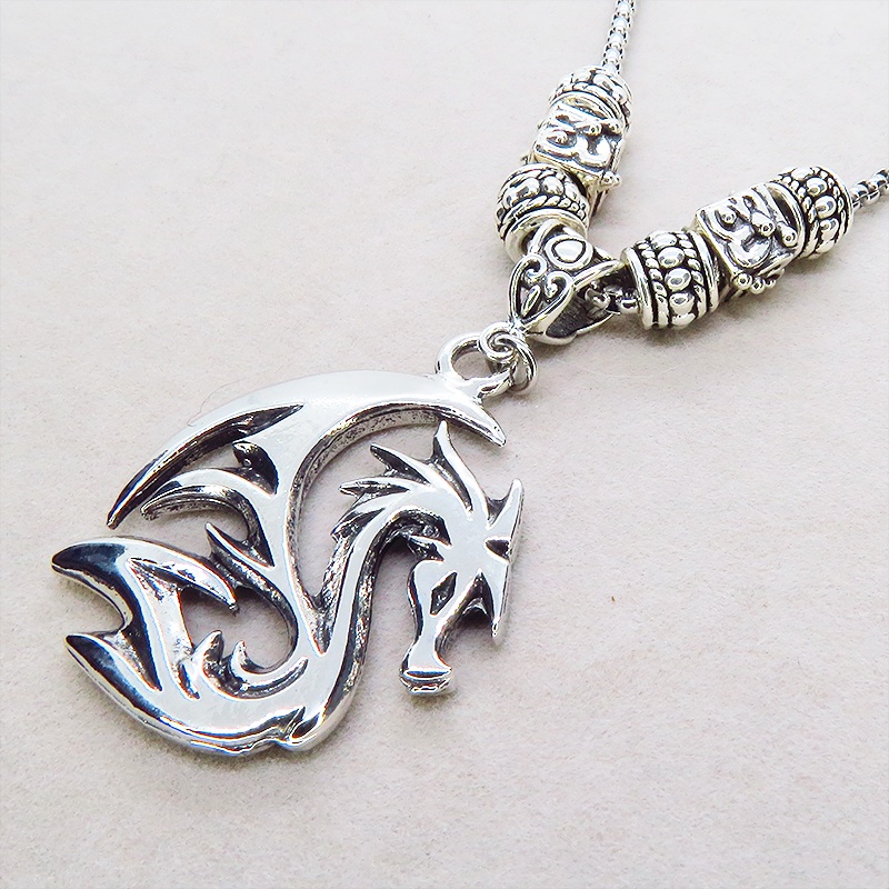 ステンレス鋼 シルバーカラー ドラゴンシルエットのペンダントネックレス ロングチェーン