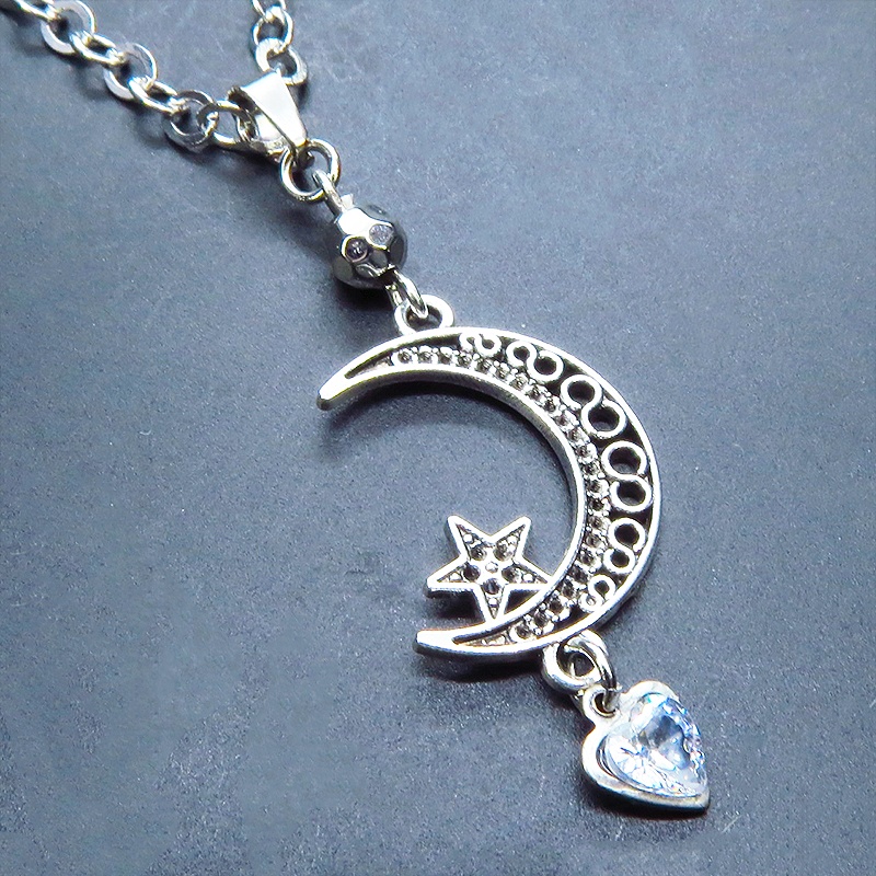 シルバーカラー 三日月にハートを組合せた大人可愛いネックレス スワロフスキー・クリスタル 長さ調整可