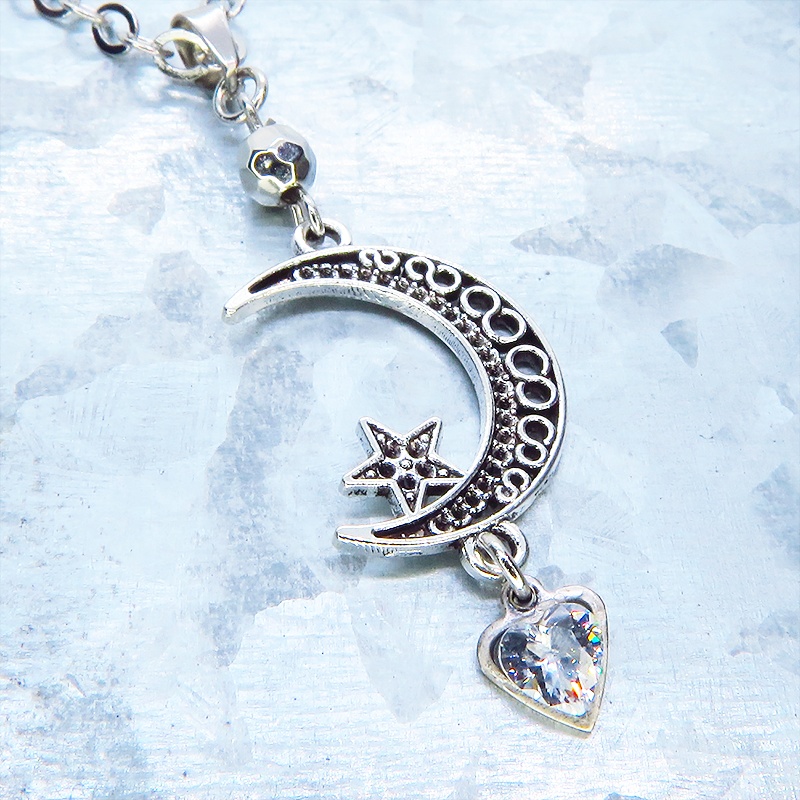 シルバーカラー 三日月にハートを組合せた大人可愛いネックレス スワロフスキー・クリスタル 長さ調整可