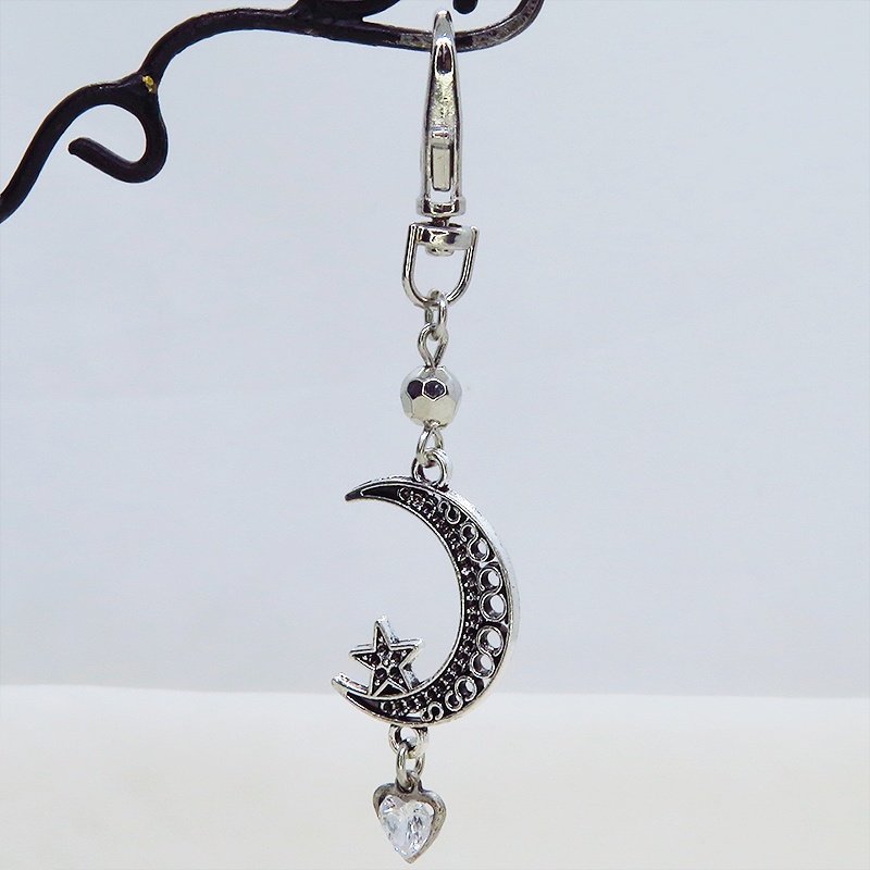 シルバーカラー 三日月とハートを組合せたキーホルダー スワロフスキー・クリスタル 金具交換可