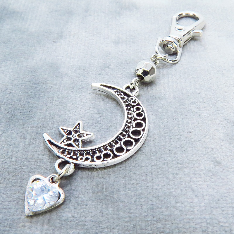 シルバーカラー 三日月とハートを組合せたキーホルダー スワロフスキー・クリスタル 金具交換可
