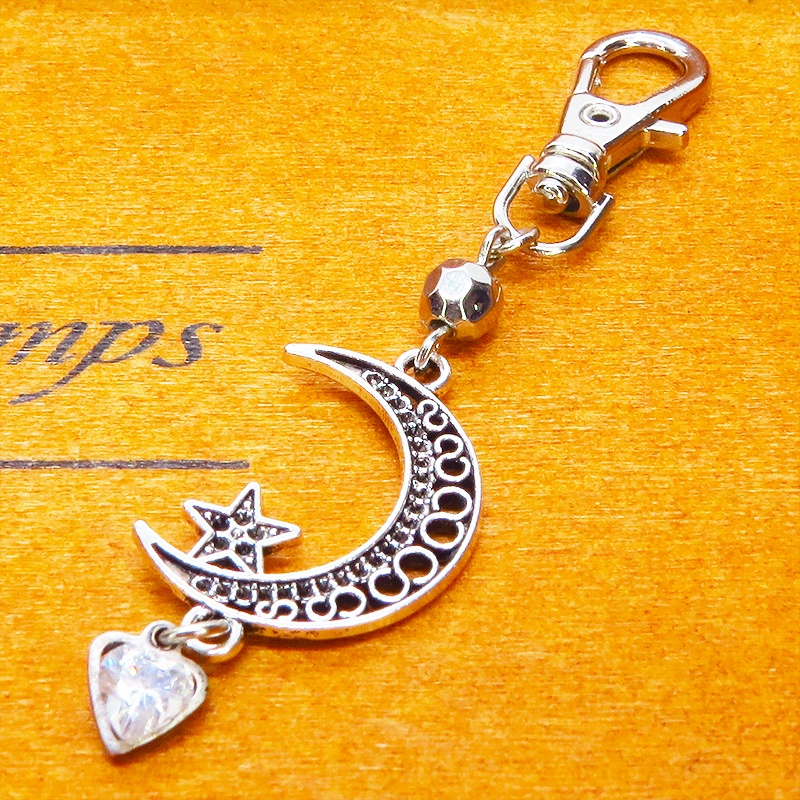 シルバーカラー 三日月とハートを組合せたキーホルダー スワロフスキー・クリスタル 金具交換可