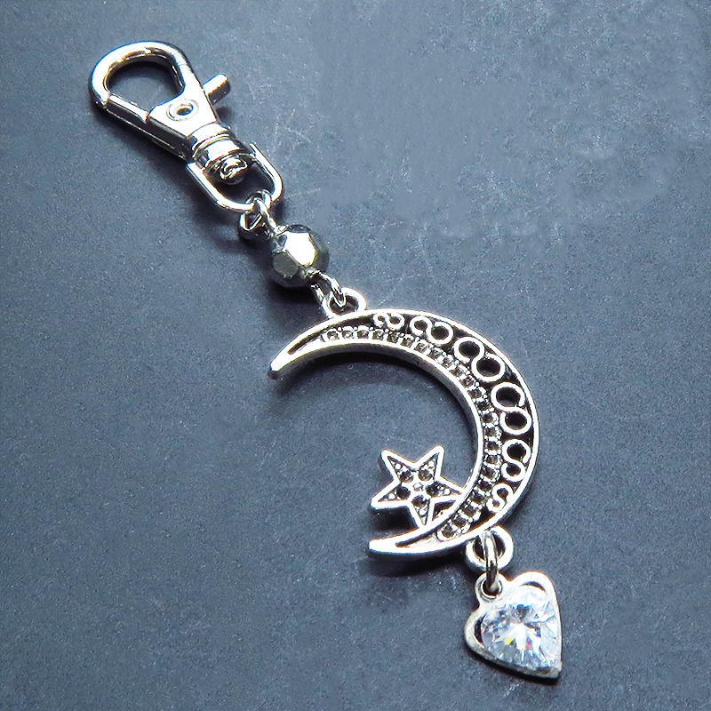 シルバーカラー 三日月とハートを組合せたキーホルダー スワロフスキー・クリスタル 金具交換可