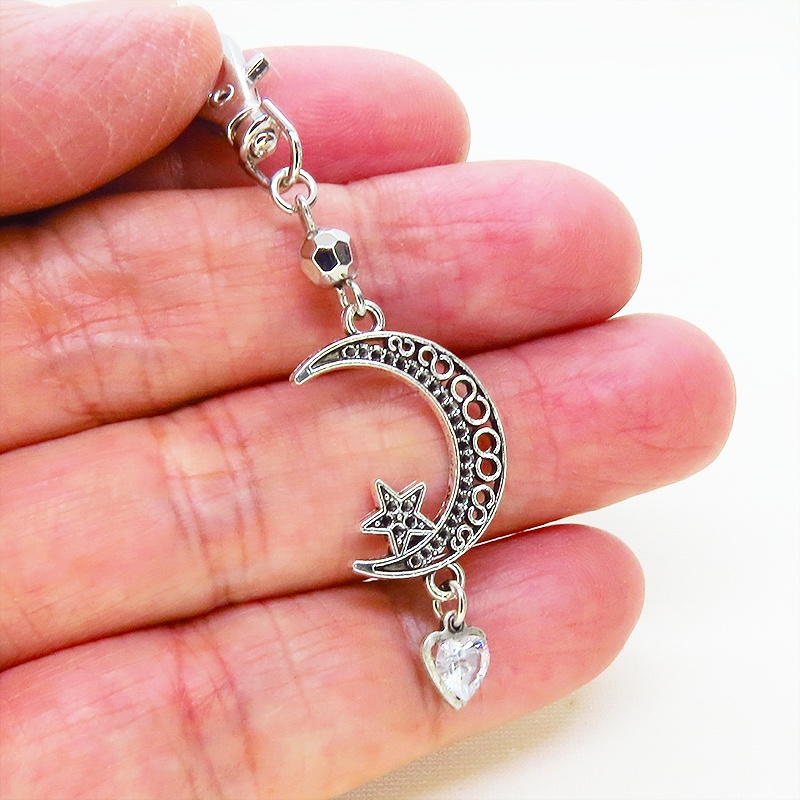 シルバーカラー 三日月とハートを組合せたキーホルダー スワロフスキー・クリスタル 金具交換可