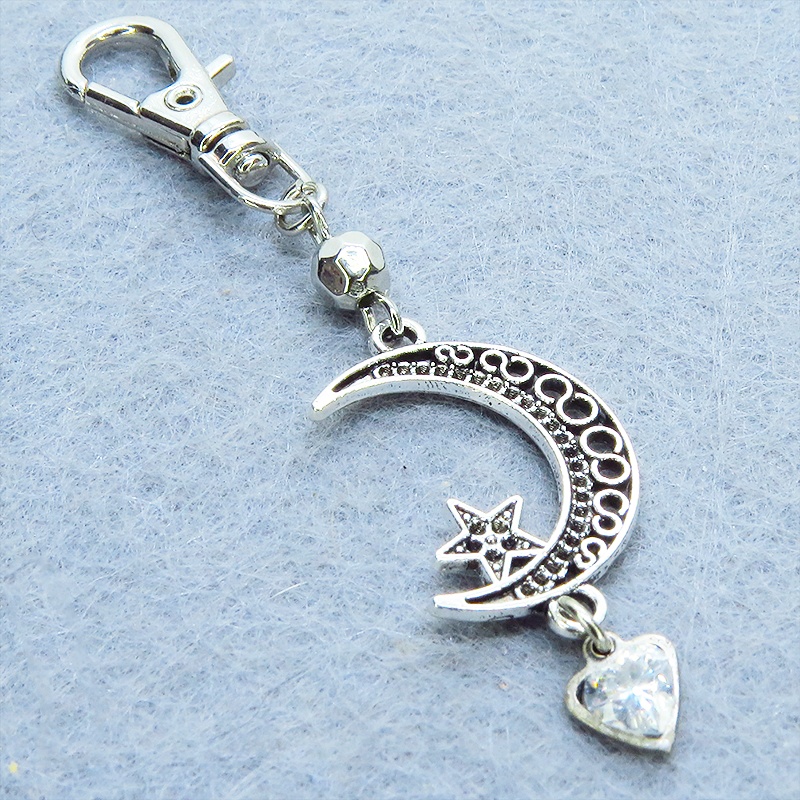 シルバーカラー 三日月とハートを組合せたキーホルダー スワロフスキー・クリスタル 金具交換可