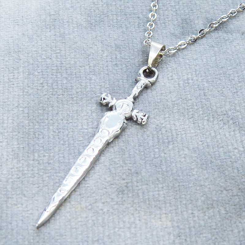 ステンレス製シルバーカラー スリムなソード(剣)のペンダントネックレス 長さ調整可