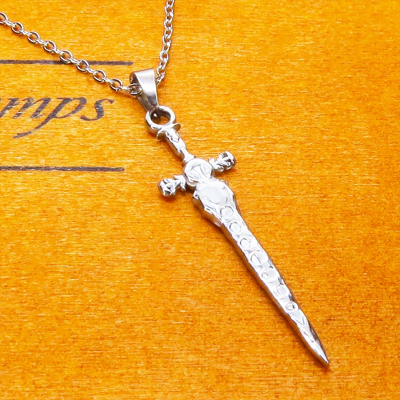 ステンレス製シルバーカラー スリムなソード(剣)のペンダントネックレス 長さ調整可