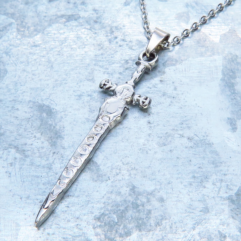 ステンレス製シルバーカラー スリムなソード(剣)のペンダントネックレス 長さ調整可