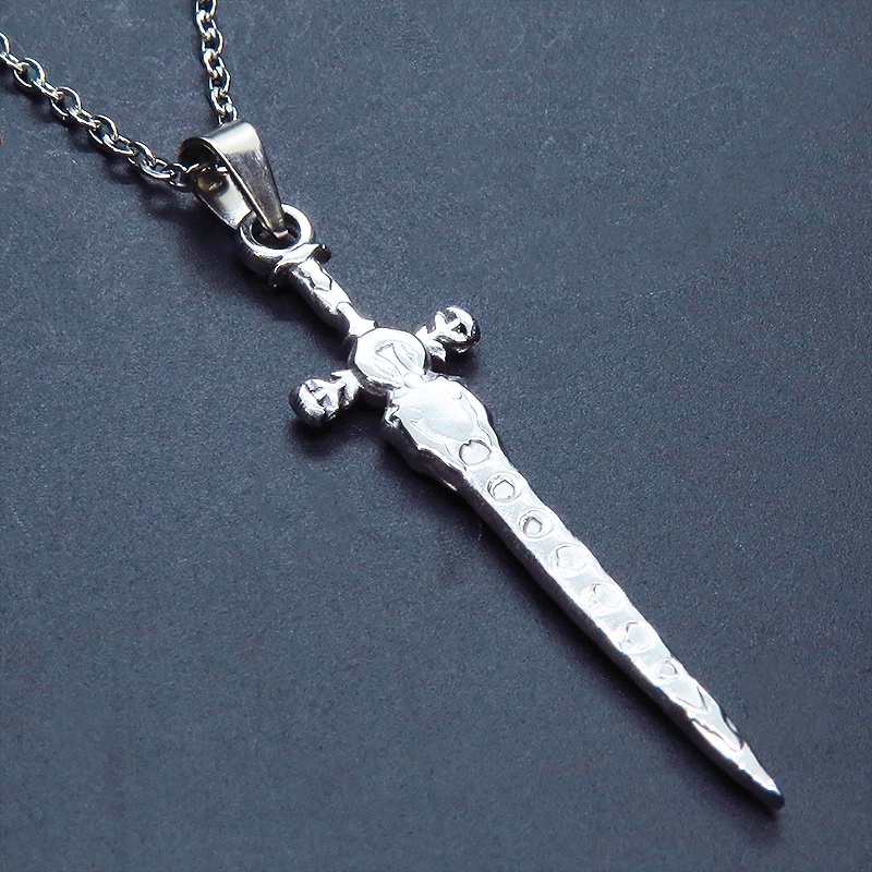 ステンレス製シルバーカラー スリムなソード(剣)のペンダントネックレス 長さ調整可