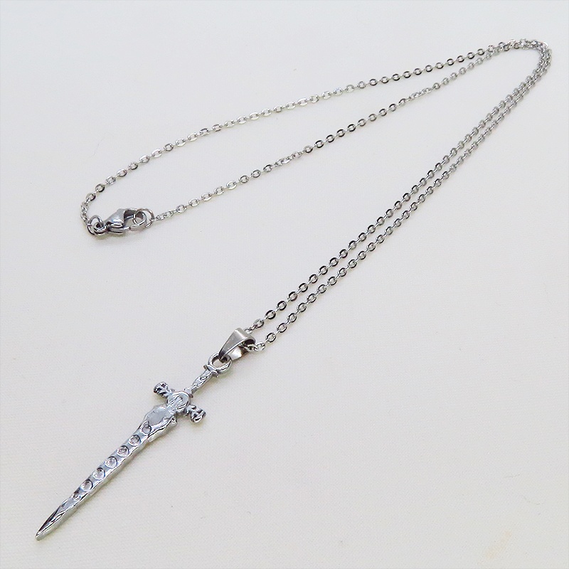 ステンレス製シルバーカラー スリムなソード(剣)のペンダントネックレス 長さ調整可