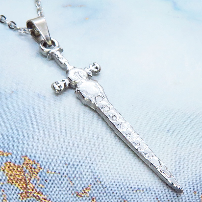 ステンレス製シルバーカラー スリムなソード(剣)のペンダントネックレス 長さ調整可