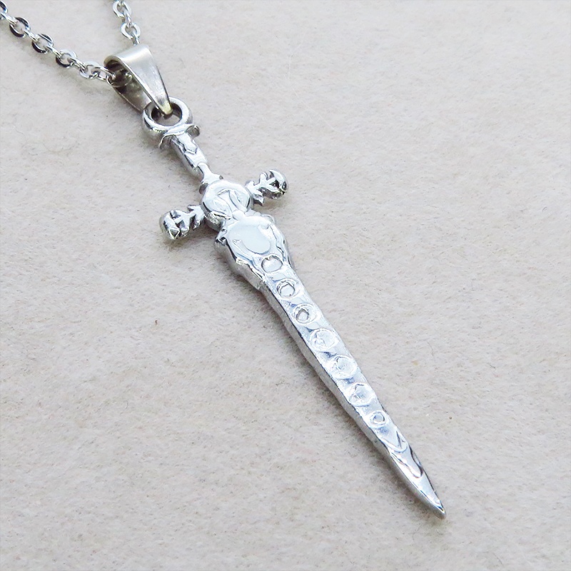 ステンレス製シルバーカラー スリムなソード(剣)のペンダントネックレス 長さ調整可