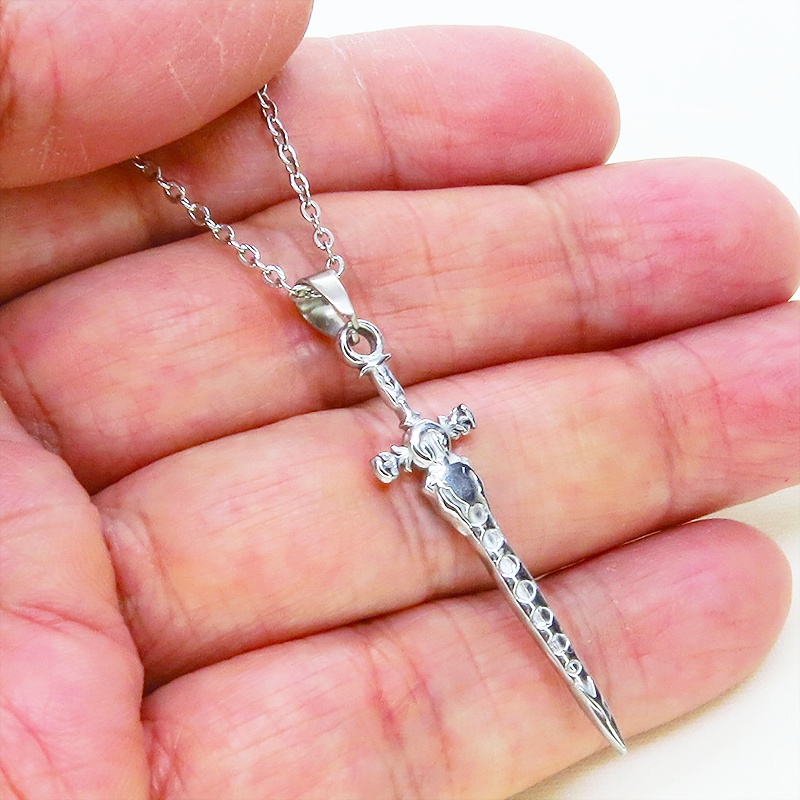 ステンレス製シルバーカラー スリムなソード(剣)のペンダントネックレス 長さ調整可