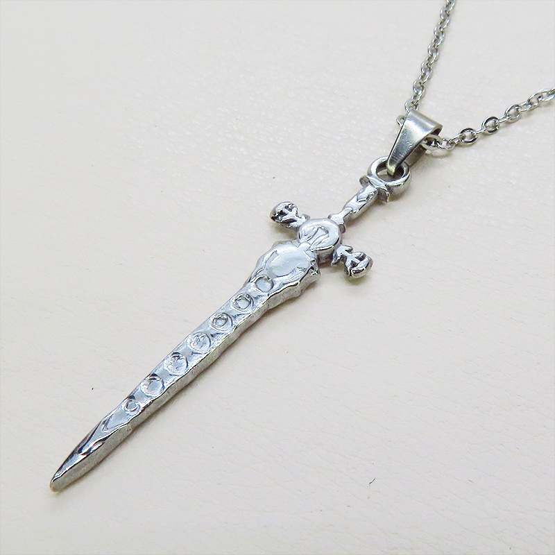 ステンレス製シルバーカラー スリムなソード(剣)のペンダントネックレス 長さ調整可