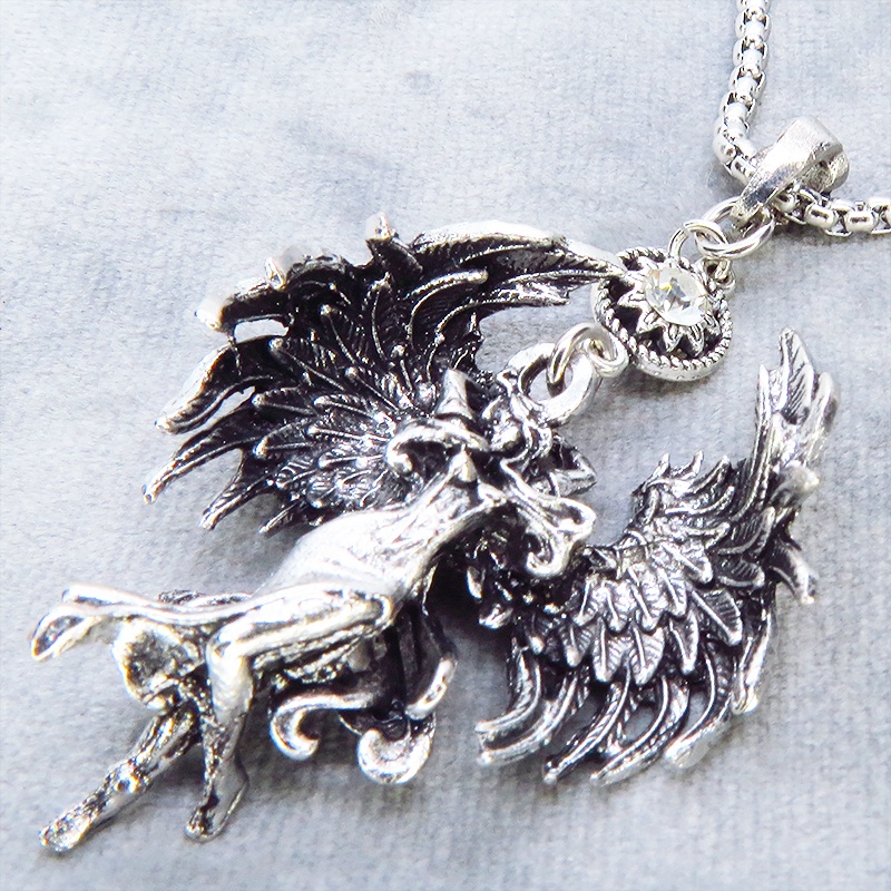 ステンレス シルバーカラー 翼を広げる天使のリアルな立体的ペンダント・ネックレス ラインストーン ロングネックレス