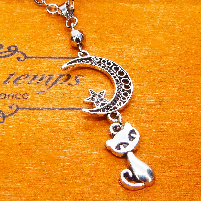 アンティークシルバー 三日月と猫を組合せたコンパクトなペンダントネックレス 長さ調整可 ステンレス可