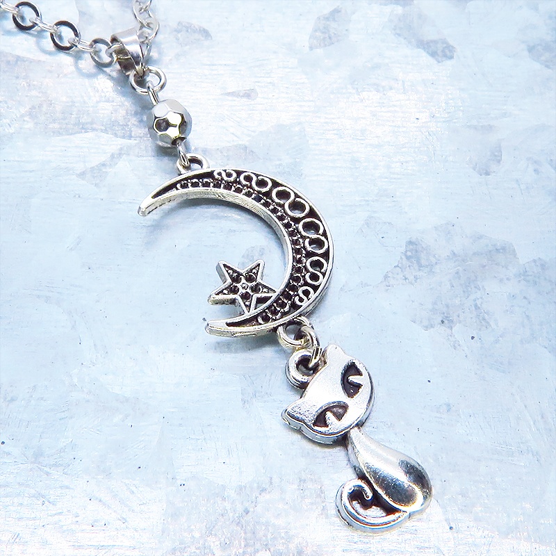 アンティークシルバー 三日月と猫を組合せたコンパクトなペンダントネックレス 長さ調整可 ステンレス可
