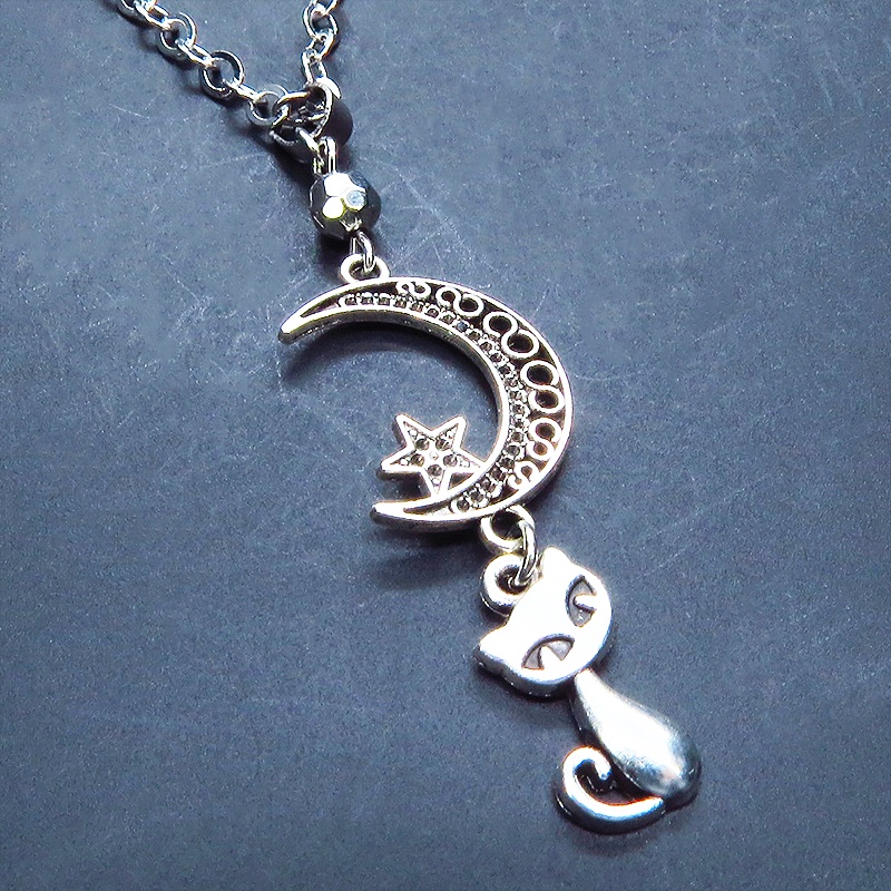アンティークシルバー 三日月と猫を組合せたコンパクトなペンダントネックレス 長さ調整可 ステンレス可