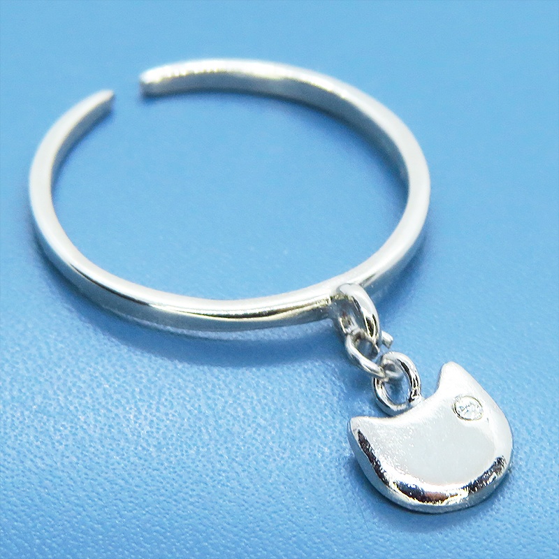 シルバー925 猫フェイスチャームがつり下がる大人可愛いリング スワロフスキー フリーサイズ