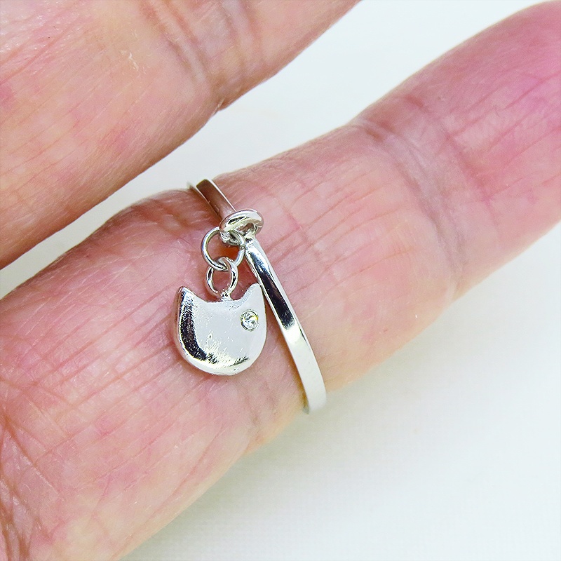 シルバー925 猫フェイスチャームがつり下がる大人可愛いリング スワロフスキー フリーサイズ