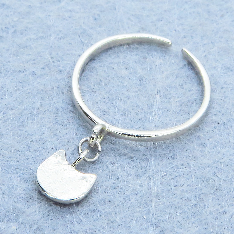 シルバー925 猫フェイスチャームがつり下がる大人可愛いリング スワロフスキー フリーサイズ