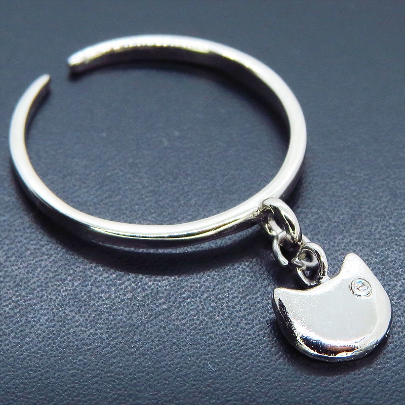 シルバー925 猫フェイスチャームがつり下がる大人可愛いリング スワロフスキー フリーサイズ