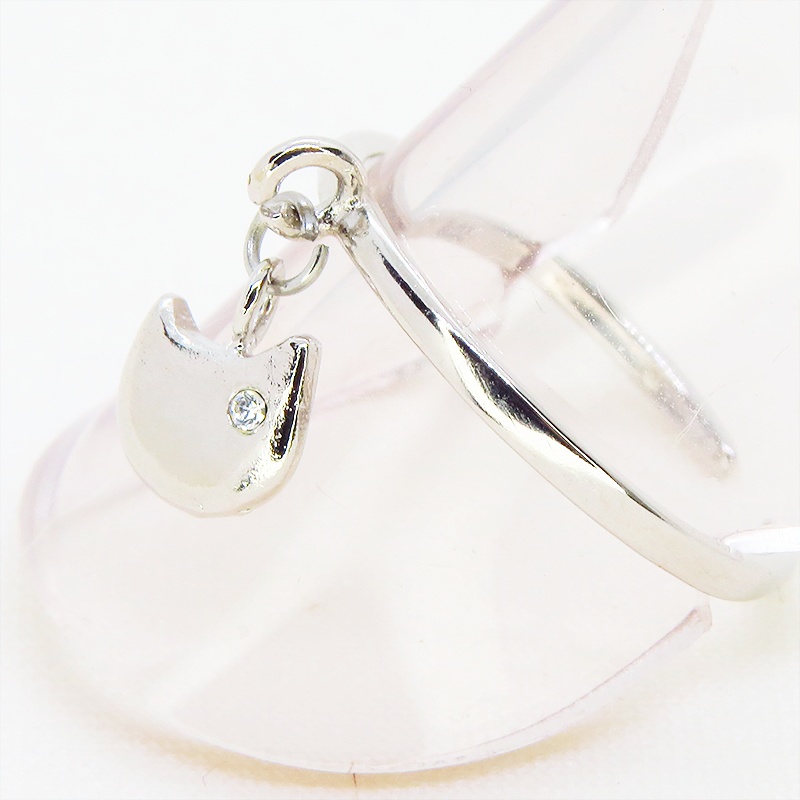 シルバー925 猫フェイスチャームがつり下がる大人可愛いリング スワロフスキー フリーサイズ