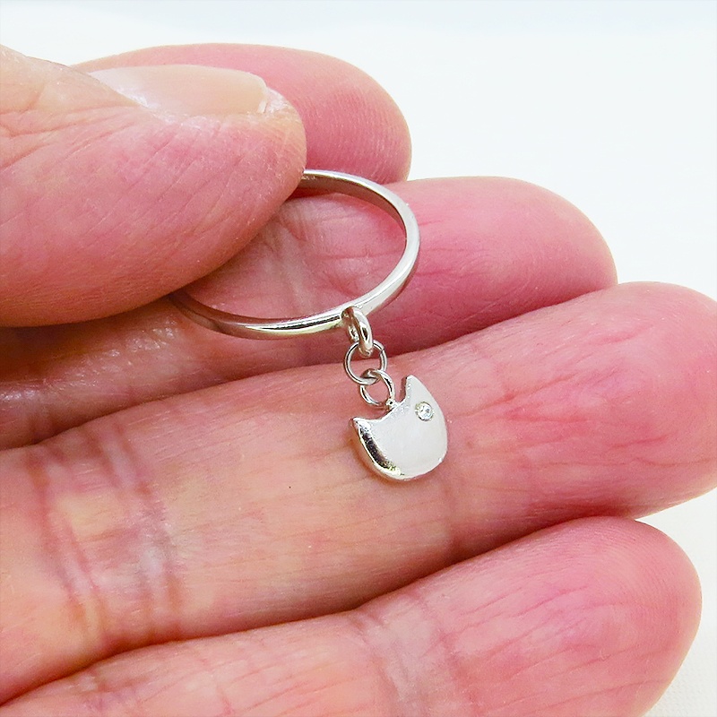 シルバー925 猫フェイスチャームがつり下がる大人可愛いリング スワロフスキー フリーサイズ