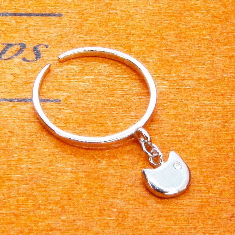 シルバー925 猫フェイスチャームがつり下がる大人可愛いリング スワロフスキー フリーサイズ