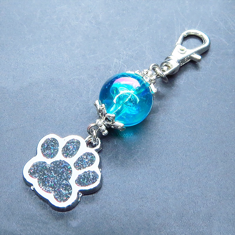 シルバーカラー 大きめ肉球チャームとアクアマリンのビーズを組合せたキーホルダー 金具変更可