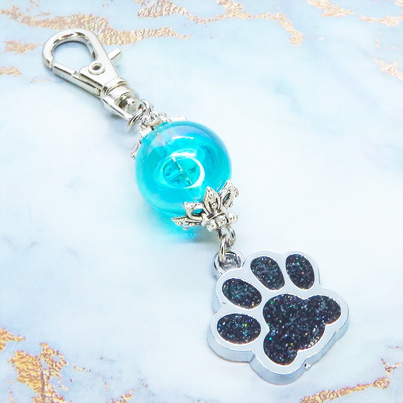 シルバーカラー 大きめ肉球チャームとアクアマリンのビーズを組合せたキーホルダー 金具変更可