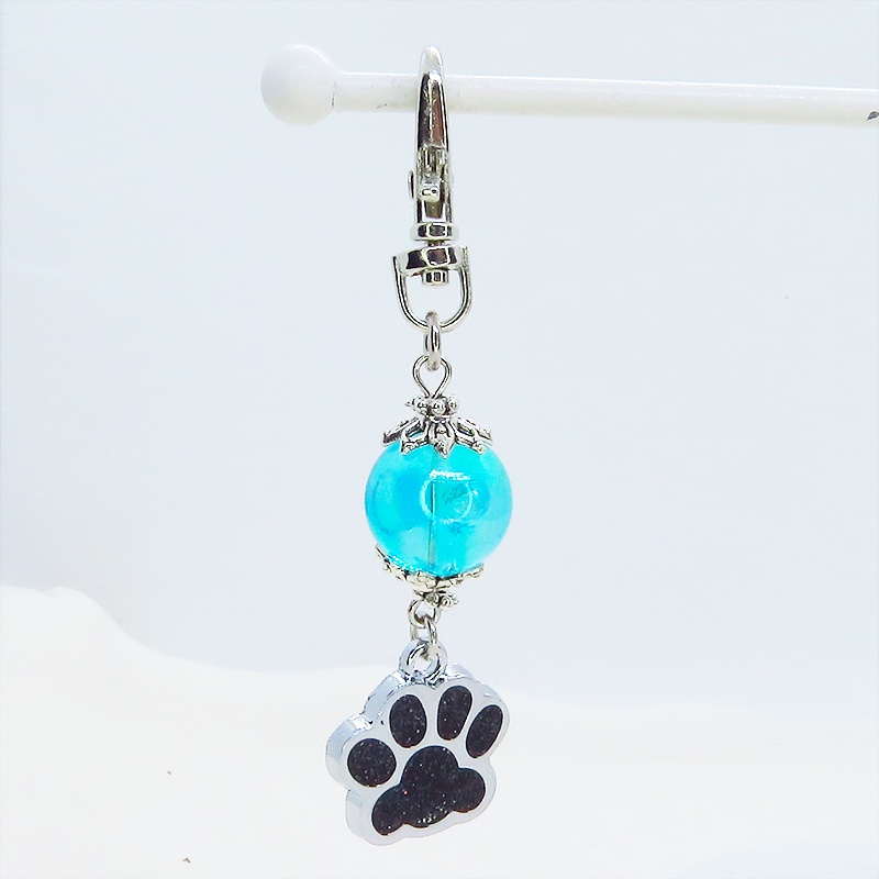 シルバーカラー 大きめ肉球チャームとアクアマリンのビーズを組合せたキーホルダー 金具変更可