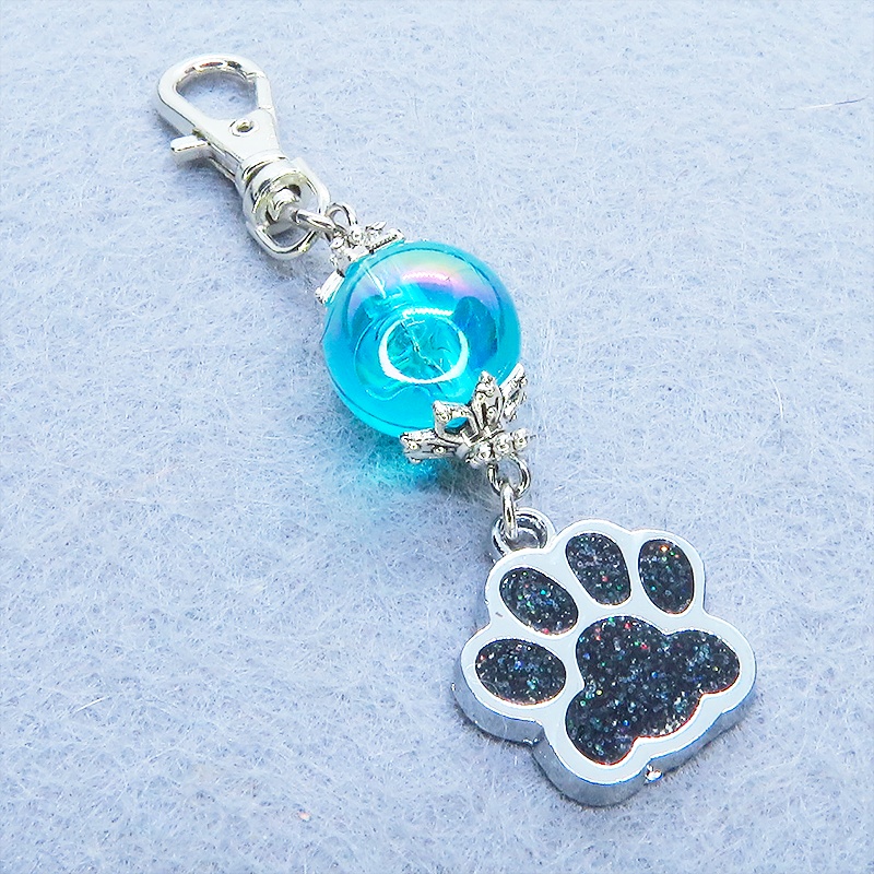 シルバーカラー 大きめ肉球チャームとアクアマリンのビーズを組合せたキーホルダー 金具変更可