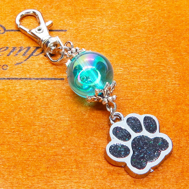 シルバーカラー 大きめ肉球チャームとアクアマリンのビーズを組合せたキーホルダー 金具変更可