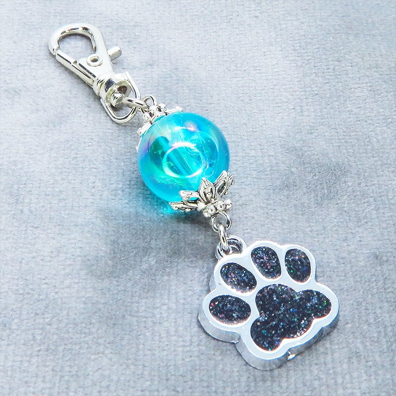 シルバーカラー 大きめ肉球チャームとアクアマリンのビーズを組合せたキーホルダー 金具変更可