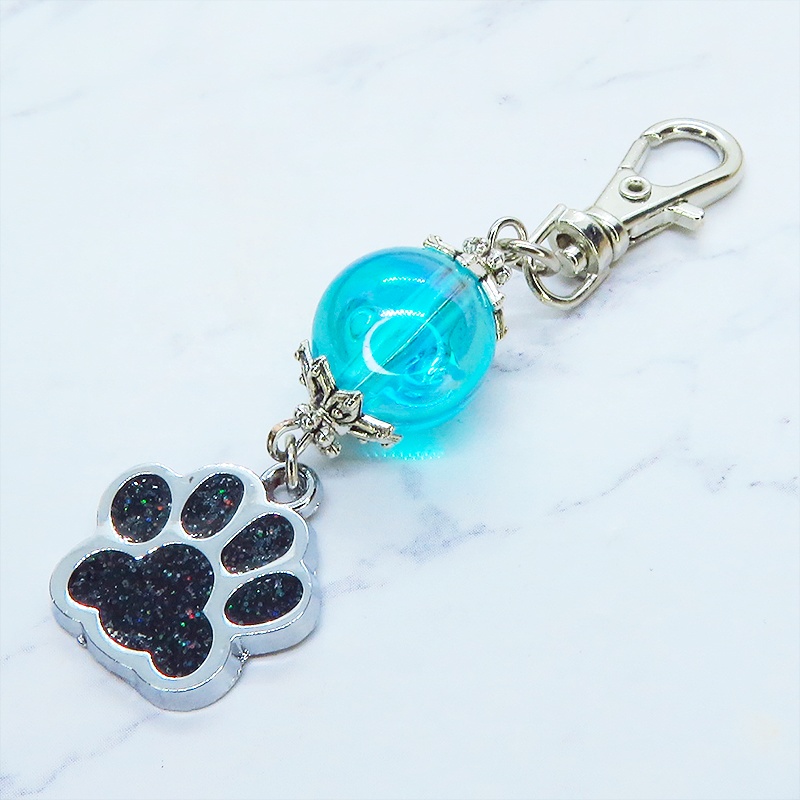 シルバーカラー 大きめ肉球チャームとアクアマリンのビーズを組合せたキーホルダー 金具変更可