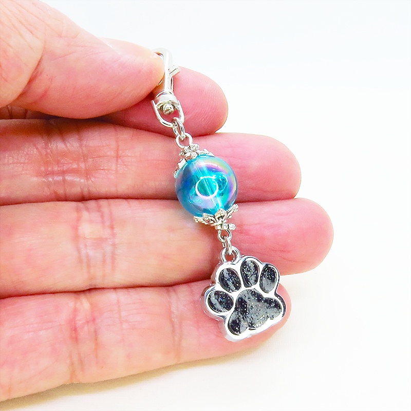 シルバーカラー 大きめ肉球チャームとアクアマリンのビーズを組合せたキーホルダー 金具変更可