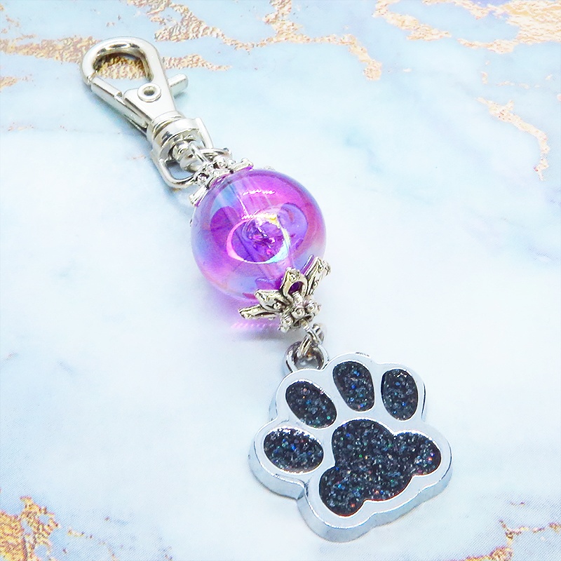 シルバーカラー 大きめ肉球チャームとヴァイオレットのビーズを組合せたキーホルダー 金具変更可
