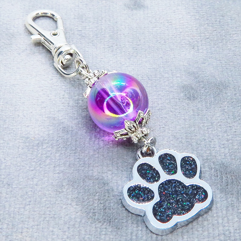 シルバーカラー 大きめ肉球チャームとヴァイオレットのビーズを組合せたキーホルダー 金具変更可