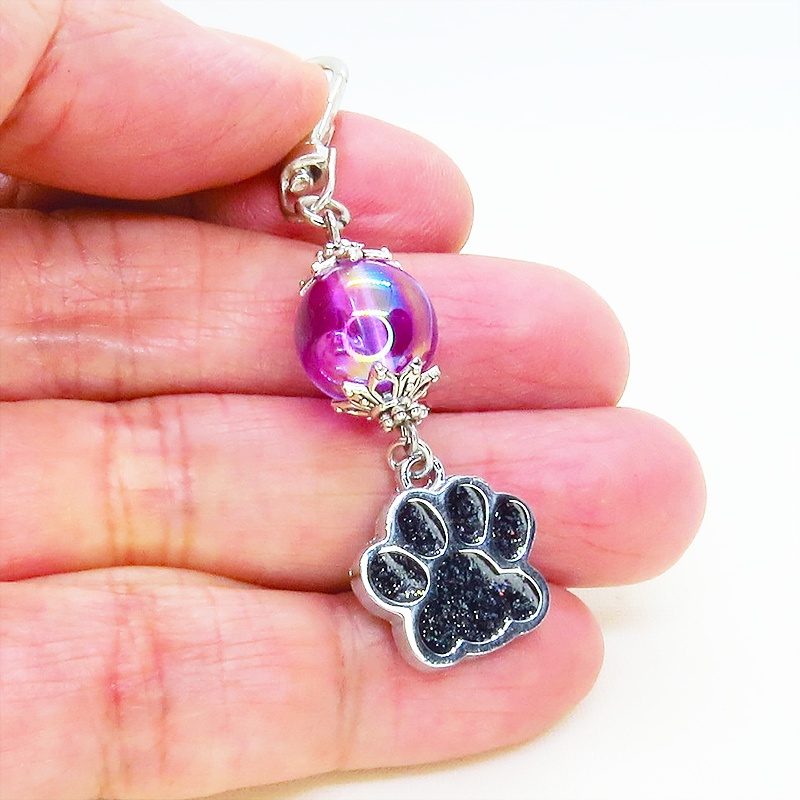 シルバーカラー 大きめ肉球チャームとヴァイオレットのビーズを組合せたキーホルダー 金具変更可